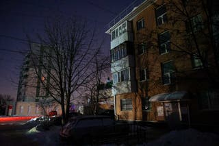 Stambene zgrade tijekom nestanka struje, koji je prema lokalnim vlastima uzrokovan nedavnim ukrajinskim raketnim napadom na regionalni energetski sustav, usred rusko-ukrajinskog vojnog sukoba u Belgorodu